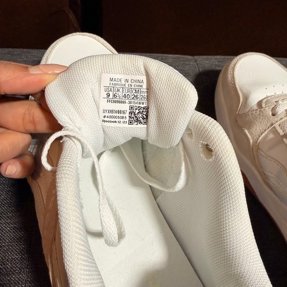 Sale🔥 Reebok White and Beige Low-Top Sneakers - Picture 7 of 10
